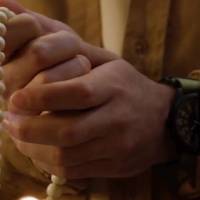 Em teu colo, encontro paz e esperança.